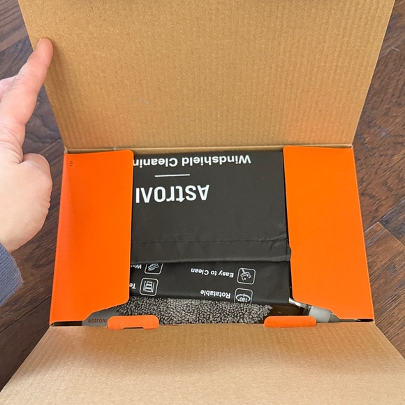 NWT Windshield Cleaner with Extendable Handle - Picture 8 of 16